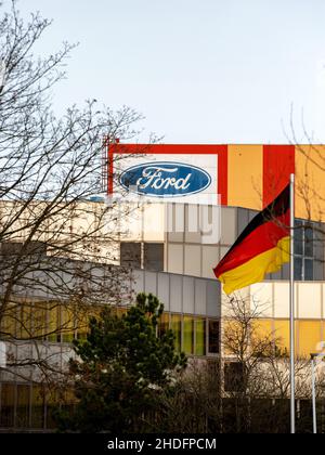 Fordwerke In Köln, Verwaltungsgebäude Mit Deutscher Flagge Und Ford - Firmenlogo Stockfoto