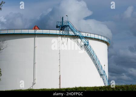 Göteborg, Schweden - 20 2021. Mai: Blaue Leiter, die einen großen Öltank hochfährt Stockfoto