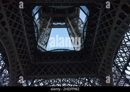Blick von innen auf den Eiffelturm in Paris, Frankreich Stockfoto