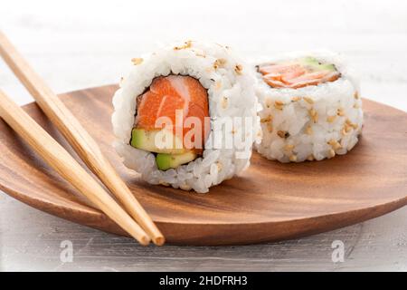 Sushi, Rollen von innen nach außen, sushi Stockfoto