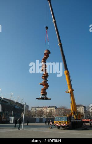 Turin, Italien - Dezember 2005: Aufstellung der Skulptur 'Points of View' von Tony Cragg Stockfoto