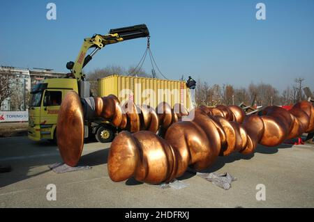 Turin, Italien - Dezember 2005: Aufstellung der Skulptur 'Points of View' von Tony Cragg Stockfoto