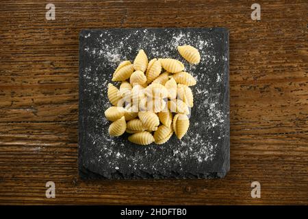 Hausgemacht, Gnocchetti sardi, Hausfrauen Stockfoto