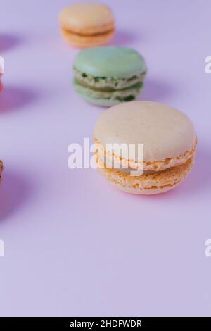 Macarons Dessert auf pastellfarbenem Hintergrund. Speicherplatz kopieren. Stockfoto