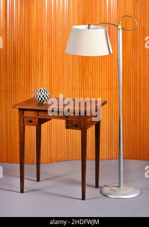 Möbel, Holztisch, Stehleuchte, Möbeldesign, Möbel, Holztische, Stehlampen, Möbeldesigns Stockfoto