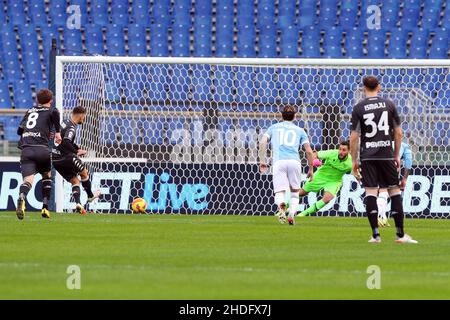 Rom, Italien. 06th Januar 2022. Nedim Bajrami aus Empoli erzielt am 6. Januar 2022 im Stadio Olimpico in Rom, Italien, beim Fußballspiel der italienischen Meisterschaft Serie A zwischen der SS Lazio und dem FC Empoli 0-1 Tore durch Strafe - Foto Federico Proietti/DPPI Credit: DPPI Media/Alamy Live News Stockfoto