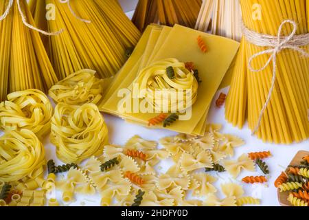 Ungekochte Gemüseschnecke, Lasagne-Laken und Spaghetti auf weißem Hintergrund Stockfoto