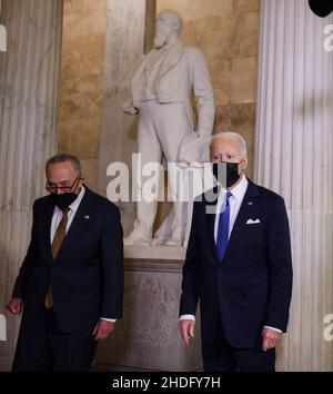 US-Präsident Joe Biden wird vom Mehrheitsführer des Senats Chuck Schumer (D-NY) in der Säulenhalle begleitet, als er anlässlich des ersten Jahrestages des Angriffs auf das US-Kapitol am 6. Januar 2021 durch Anhänger des ehemaligen Präsidenten Donald Trump auf dem Capitol Hill in Washington, USA, 6. Januar 2022. Foto von Evelyn Hockstein/Pool/ABACAPRESS.COM Stockfoto
