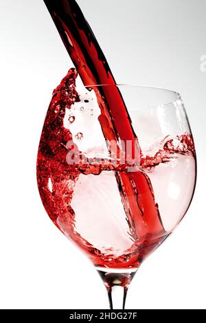 Gießen, Weinglas, Rotwein, Glaswaren, Rotweine Stockfoto