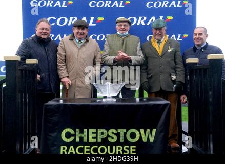 Die siegreichen Verbindungen feiern, nachdem Mahon Point von Jockey Paddy Brennan die Hürde der Happy Retirement Dai Burchell-Novizen bei den Chepstow-Rennen gewonnen hat. Bilddatum: Donnerstag, 6. Januar 2022. Stockfoto