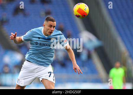 Rom, Italien. 06th Januar 2022. Adam Marusic von Latium geht für einen Header während der italienischen Meisterschaft Serie Ein Fußballspiel zwischen SS Lazio und Empoli FC am 6. Januar 2022 im Stadio Olimpico in Rom, Italien - Foto Federico Proietti/DPPI Credit: DPPI Media/Alamy Live News Stockfoto