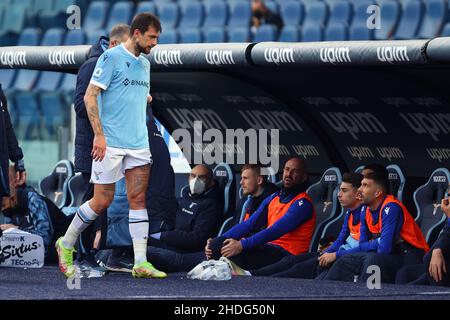 Rom, Italien. 06th Januar 2022. Francesco Acerbi aus dem Latium lässt das Spielfeld während des Fußballspiels der italienischen Meisterschaft Serie A zwischen der SS Lazio und dem FC Empoli am 6. Januar 2022 im Stadio Olimpico in Rom, Italien, verletzt - Foto Federico Proietti/DPPI Credit: DPPI Media/Alamy Live News Stockfoto