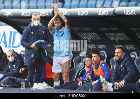 Rom, Italien. 06th Januar 2022. Francesco Acerbi aus dem Latium begrüßt die Fans während des Fußballspiels der italienischen Meisterschaft Serie A zwischen der SS Lazio und dem FC Empoli am 6. Januar 2022 im Stadio Olimpico in Rom, Italien - Foto Federico Proietti/DPPI Credit: DPPI Media/Alamy Live News Stockfoto