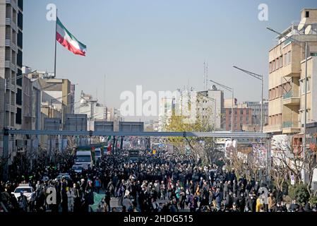 Teheran, Iran. 06th Jan, 2022. Lastwagen tragen fahnendrapierte Särge unbekannter Märtyrer, die während des Iran-Irak-Krieges 1980-88 getötet wurden und deren Überreste kürzlich auf den Schlachtfeldern geborgen wurden. (Foto: Sobhan Farajvan/Pacific Press) Quelle: Pacific Press Media Production Corp./Alamy Live News Stockfoto