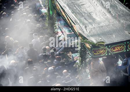 Teheran, Iran. 06th Jan, 2022. Lastwagen tragen fahnendrapierte Särge unbekannter Märtyrer, die während des Iran-Irak-Krieges 1980-88 getötet wurden und deren Überreste kürzlich auf den Schlachtfeldern geborgen wurden. (Foto: Sobhan Farajvan/Pacific Press) Quelle: Pacific Press Media Production Corp./Alamy Live News Stockfoto