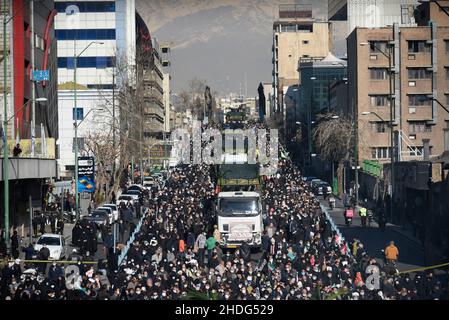 Teheran, Iran. 06th Jan, 2022. Lastwagen tragen fahnendrapierte Särge unbekannter Märtyrer, die während des Iran-Irak-Krieges 1980-88 getötet wurden und deren Überreste kürzlich auf den Schlachtfeldern geborgen wurden. (Foto: Sobhan Farajvan/Pacific Press) Quelle: Pacific Press Media Production Corp./Alamy Live News Stockfoto