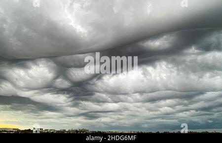 Tornado erzeugt Sturmwolken, die Menschen über Long Island New York erschrecken. Stockfoto