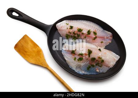 Zubereitetes Filet aus rohem weißem Fisch, bestreut mit rosa Salz und Kräutern Stockfoto