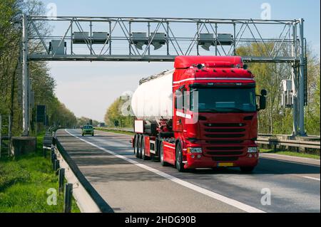 autobahn, LKW, Mautbrücke, Autobahnen, Autobahn, Autobahnen, Lastwagen, Lastwagen, Mautbrücken Stockfoto