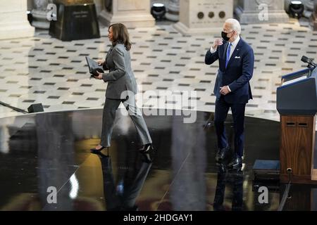 Washington, Usa. 06th Januar 2022. Präsident Joe Biden kreuzt die Wege mit Vizepräsident Kamala Harris, während sie am Donnerstag, dem 6. Januar 2022, im US-Kapitol in Washington, DC, eine Rede zum einjährigen Jahrestag des tödlichen Angriffs auf das Kapitolgebäude durch Anhänger des ehemaligen Präsidenten Donald Trump halten. Bei dem Angriff von Trump-Anhängern, die versuchten, die Zählung der Wahlkollegialstimmen zu stoppen, die Joe Biden den Wahlsieg bescherte, starben vier Menschen und Dutzende Polizisten wurden verletzt. Poolfoto von Jabin Botsford/UPI Credit: UPI/Alamy Live News Stockfoto