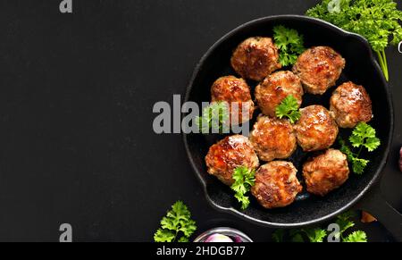 Hausgemachte Koteletts aus Hackfleisch in der Pfanne. Draufsicht, flach liegend Stockfoto