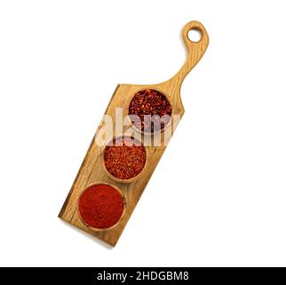 Auf Küchenbrett drei Schüsseln mit orientalischen Gewürzen, Safran, Paprika, Kurkuma Stockfoto