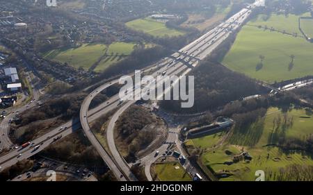 Luftaufnahme der Autobahnkreuzung 26 M62 mit der M606 in Cleckheaton, West Yorkshire Stockfoto