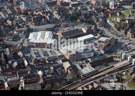 Luftaufnahme des Stadtzentrums von Macclesfield von Osten nach Westen, mit dem Bahnhof im nahen Vordergrund Stockfoto