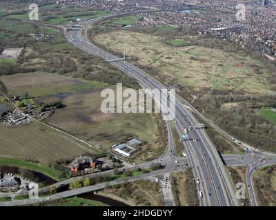 Luftaufnahme nordwestlich der Manchester Outer Ring Road M60, wo sie die A56 am Sale kreuzt Stockfoto