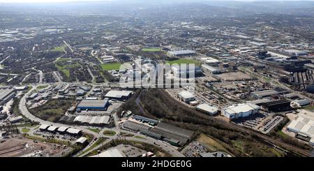 Luftaufnahme von Carbrook und dem Lower Don Valley, Sheffield, aufgenommen von Westen mit Blick auf die Straße A6178 Stockfoto