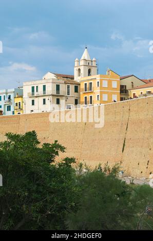 Die Stadtmauer und die Altstadt von Termoli, Molise, Italien Stockfoto