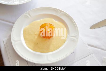 Blood Orange und Whiskygelee mit Crème Anglaise, erstellt von Michel Roux Jr, Stockfoto