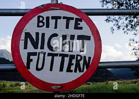 Geben Sie kein Schild ein, bitte füttern Sie nicht, geben Sie keine Schilder, Verbotszeichen, bitte füttern Sie nicht Stockfoto