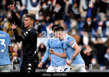 Rom, Italien. 06th Januar 2022. Patric Gil von der SS Lazio feiert nach einem Tor, während Leo Stulac vom FC Empoli während des Fußballspiels der Serie A zwischen der SS Lazio und dem FC Empoli im Olimpico-Stadion in Rom (Italien) am 6th. Januar 2022 für ein Handfoul protestiert. Das Ziel wurde von VAR abgesagt. Foto Antonietta Baldassarre/Insidefoto Kredit: Insidefoto srl/Alamy Live News Stockfoto