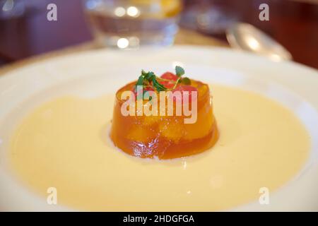 Blood Orange und Whiskygelee mit Crème Anglaise, erstellt von Michel Roux Jr, Stockfoto