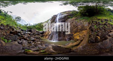 Tropischer Wasserfall fällt von der Bergklippe. Diyaluma Falls, Sri Lanka. Virtual Reality 360. Stockfoto