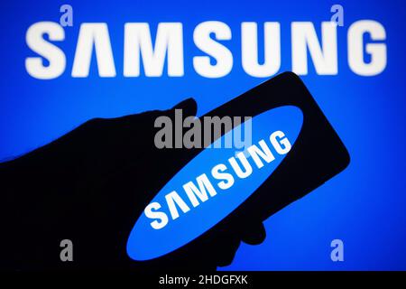 Ukraine. 06th Januar 2022. In dieser Abbildung wird das Logo der Samsung Group auf einem Smartphone und einem Computerbildschirm angezeigt. Kredit: SOPA Images Limited/Alamy Live Nachrichten Stockfoto