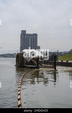 Baltimore, MD, USA --13. April 2019-- Eine vertikale Aufnahme von Baltimores Wasserrad im inneren Hafen, das Trümmer im Wasser aufsammelt, um sie schließlich zu entsorgen Stockfoto