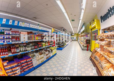 Fossano, Italien - 11. November 2021: Regale Lebensmittel in erschwinglichen Preisen in einem italienischen Discount-Supermarkt Eurospin, Fisch-Blick Stockfoto