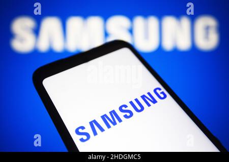 In dieser Abbildung wird das Logo der Samsung Group auf einem Smartphone und einem Computerbildschirm angezeigt. (Foto von Pavlo Gonchar / SOPA Images/Sipa USA) Stockfoto