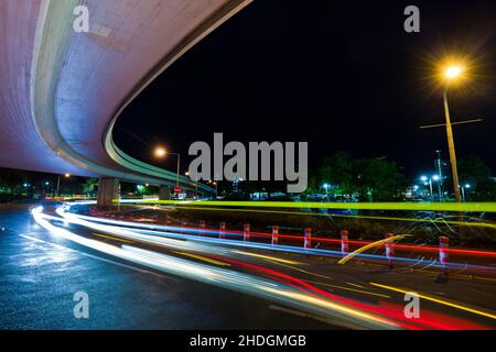 Straßenverkehr, Spurbeleuchtung, Autobahnbrücke, Straßen, Straßen, Straßen, Autobahnbrücken Stockfoto