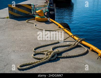 Schiffskabel an einem Kai im Hafen Stockfoto