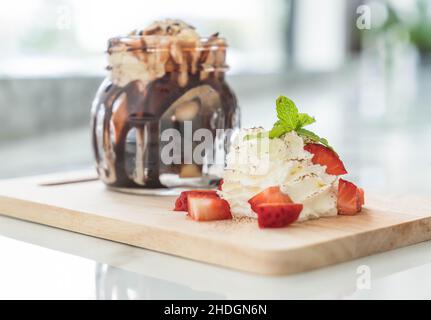 Chocolate Brownies mit Vanilleeis, Sahne und Erdbeeren Stockfoto