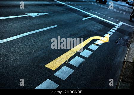 Straße, Abbiegung, Fahrbahnmarkierungen, Straße, Straßen, Straßen, Kurven Stockfoto