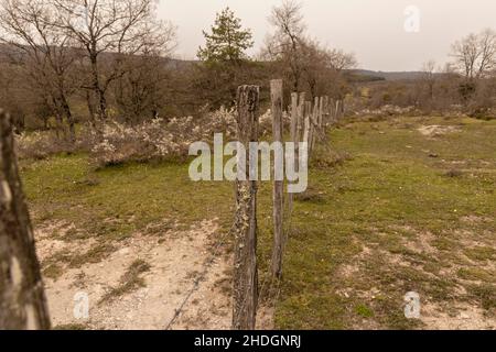 Rustikaler Zaun auf dem Feld in den Bergen von alava im baskenland Stockfoto