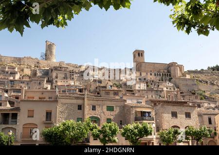 Panoramablick auf die mittelalterliche Stadt Guimera in Katalonien an einem Sommertag Stockfoto