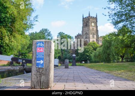 National Cycle Network Schild für Route 54 auf isoliertem Posten bei britischen Kanalschleusen, Kidderminster, bei Sommersonne. Stockfoto