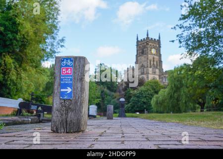 National Cycle Network Schild für Route 54 auf isoliertem Posten bei britischen Kanalschleusen, Kidderminster, bei Sommersonne. Stockfoto