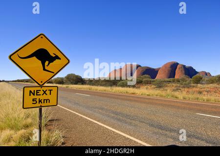 Verkehrszeichen, Känguru, Kata tjuta, Verkehrszeichen, Verkehrszeichen, Verkehrsschilder, Kängurus, Kata tjutas Stockfoto