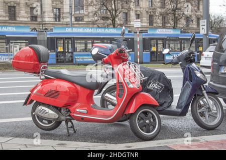 München Januar 2022: Zwei Roller in der Münchner Innenstadt Stockfoto